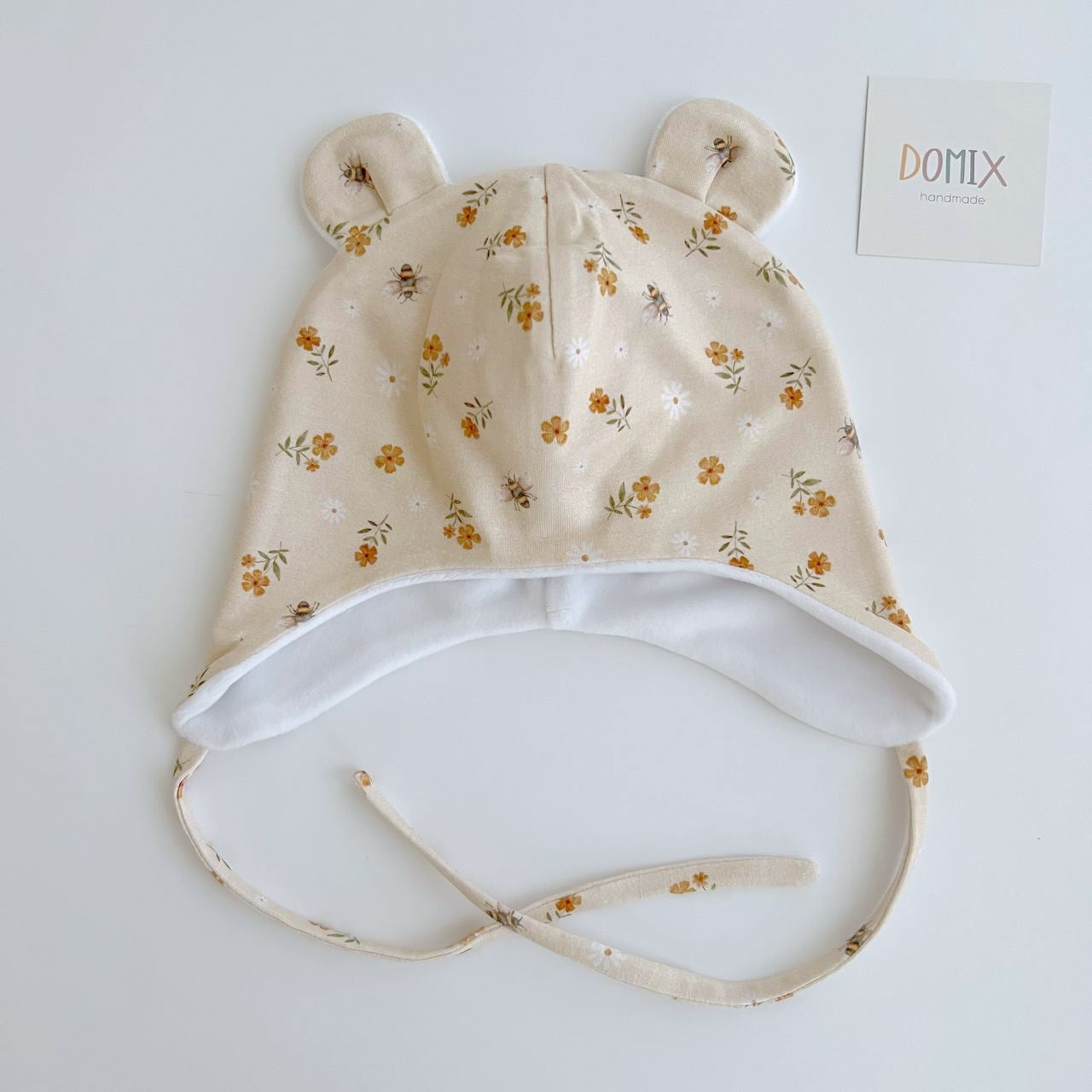 Hat with ties