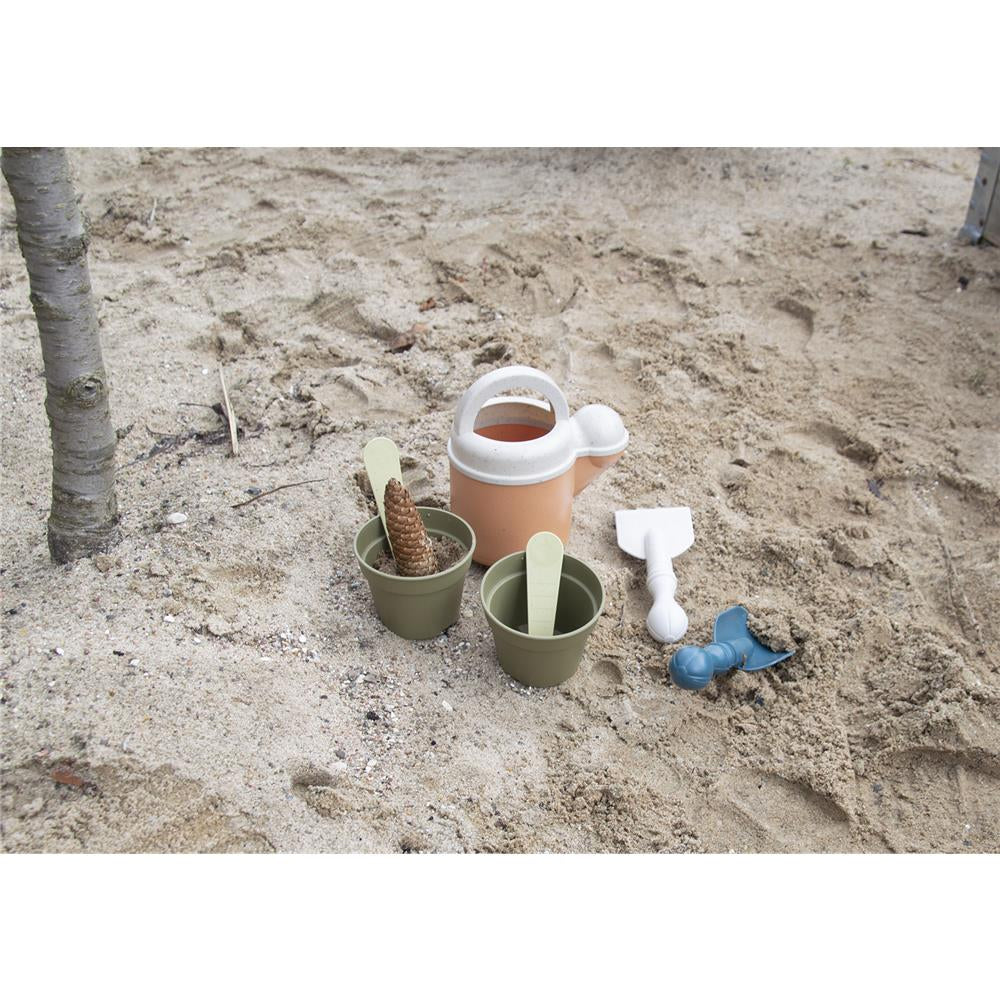 Set di piante biologiche con annaffiatoio