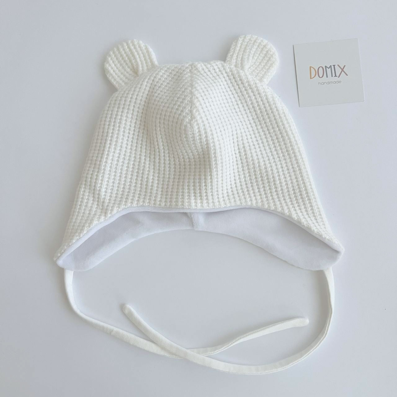 Hat with ties