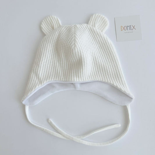 Hat with ties