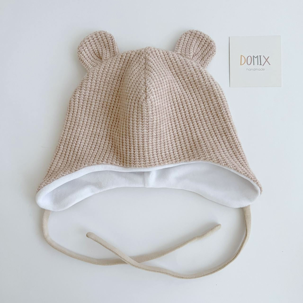 Hat with ties