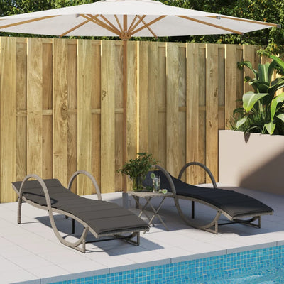 Sonnenliegen 2 Stk. mit Tisch Hellgrau Poly Rattan