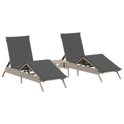 Sonnenliegen 2 Stk. mit Tisch Hellgrau Poly Rattan