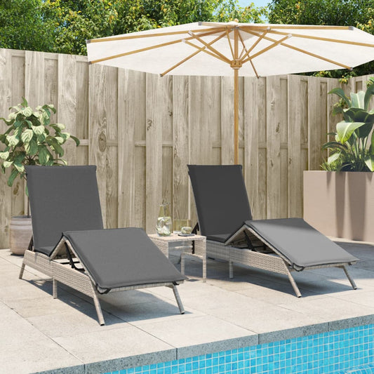 Sonnenliegen mit Auflagen 2 Stk. Hellgrau Poly Rattan