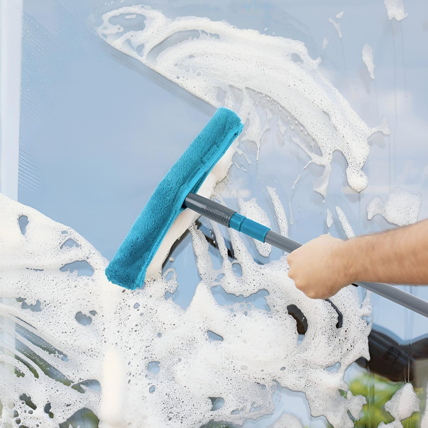 2-in-1 Fensterreiniger – Mikrofaseraufsatz, Abzieher & Teleskopstab