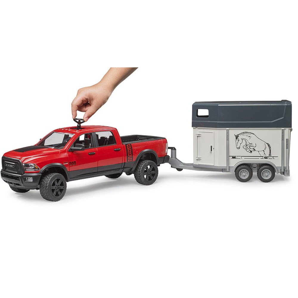 RAM 2500 Power Wagon mit Pferdanhänger & Pferd