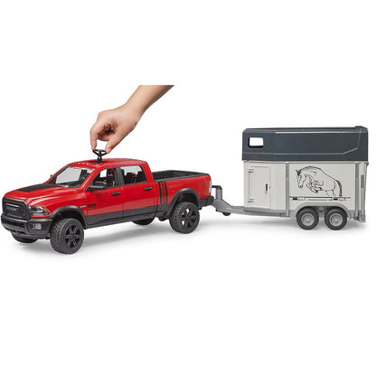 RAM 2500 Power Wagon mit Pferdanhänger & Pferd