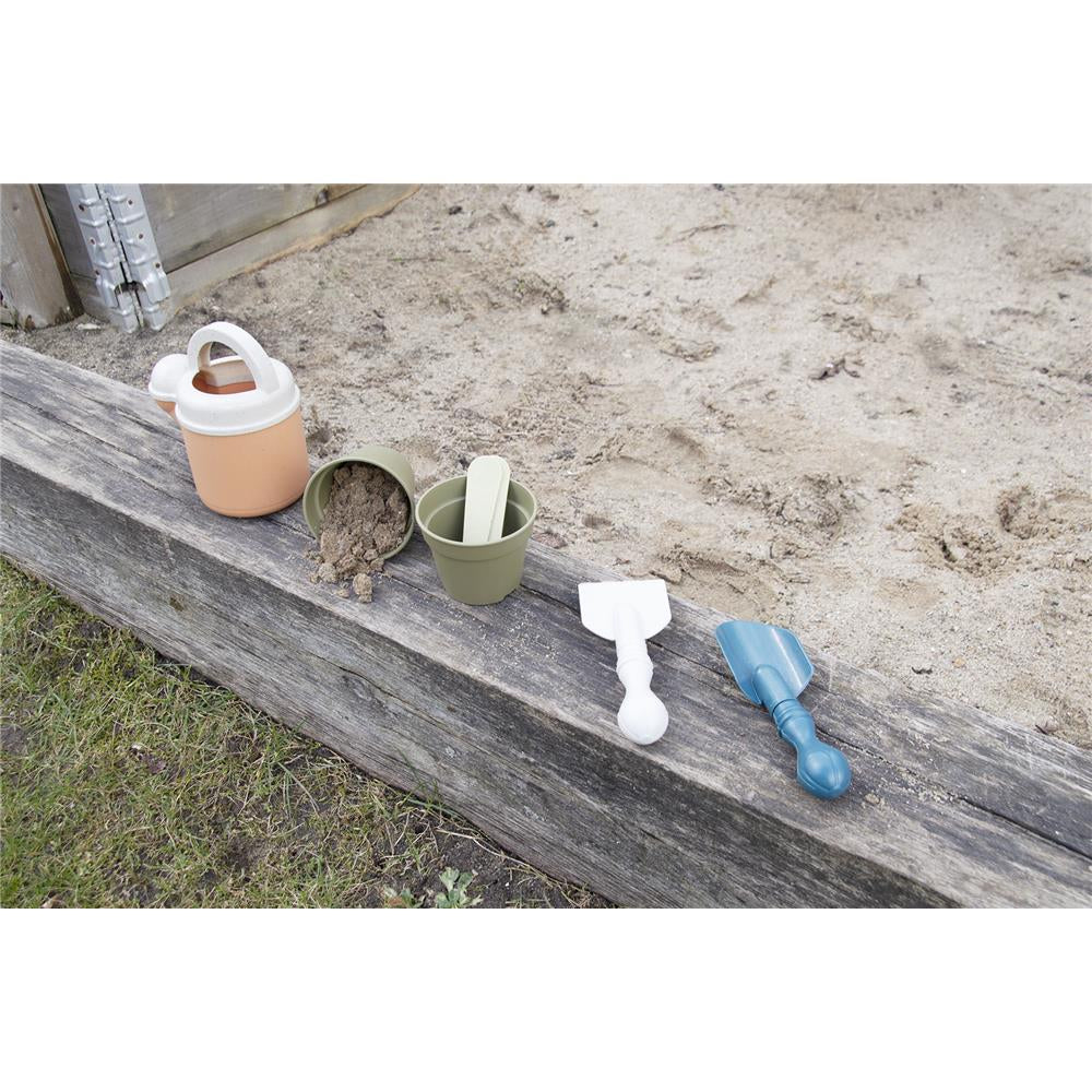 Set di piante biologiche con annaffiatoio